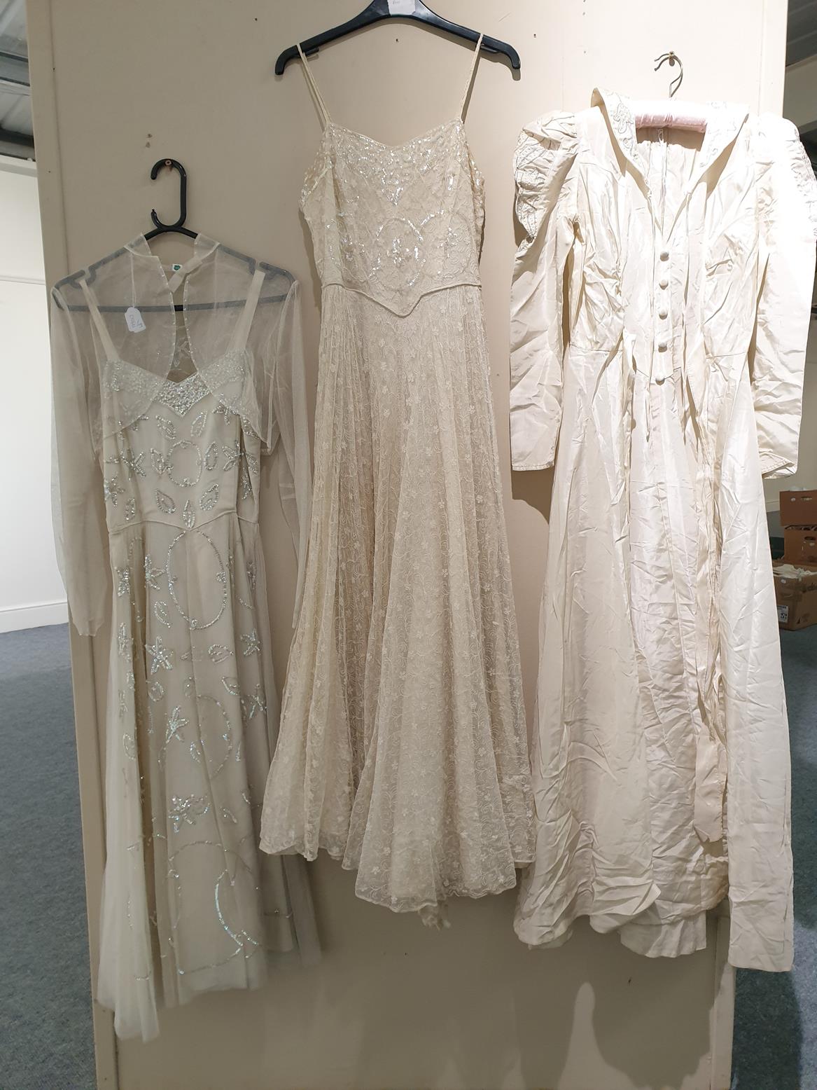 Early 20th Century Wedding Dresses, comprising a Gordon Gowns white lace mounted long sleeved - Bild 6 aus 9