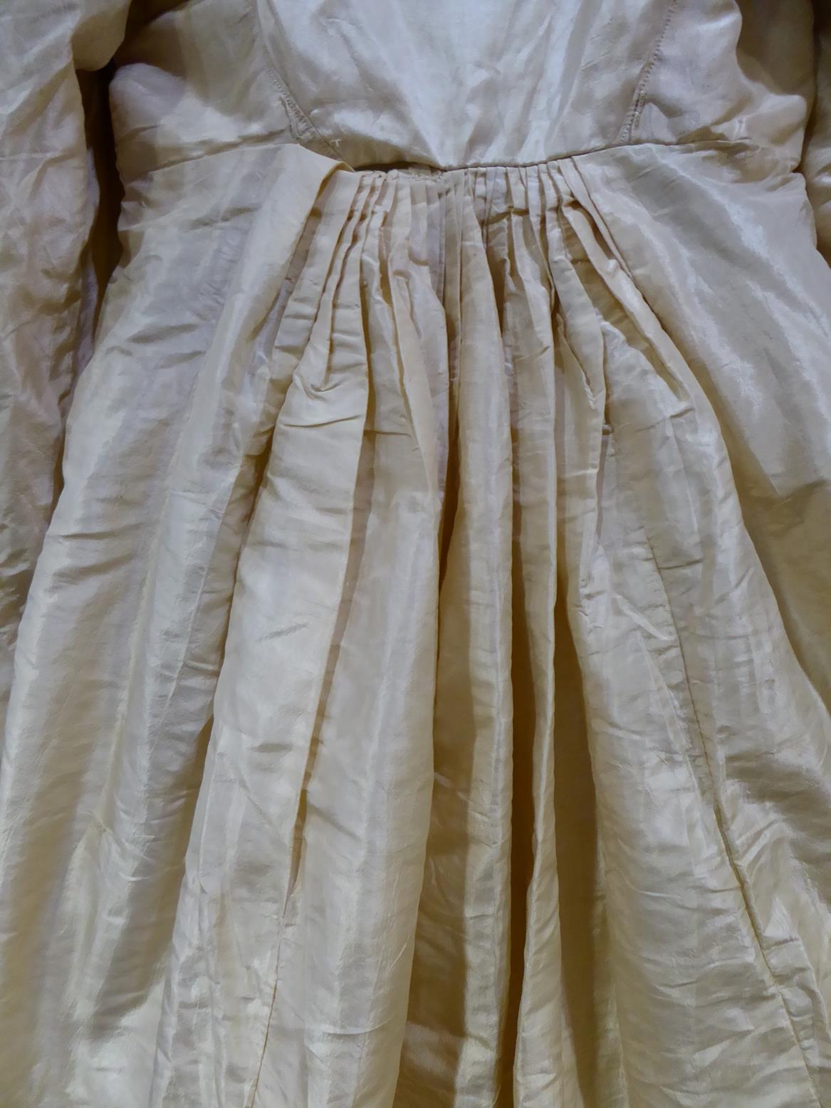 A Circa 1790 English Cream Silk Round Gown, with long sleeves, buttoned bodice with collar and - Bild 5 aus 9