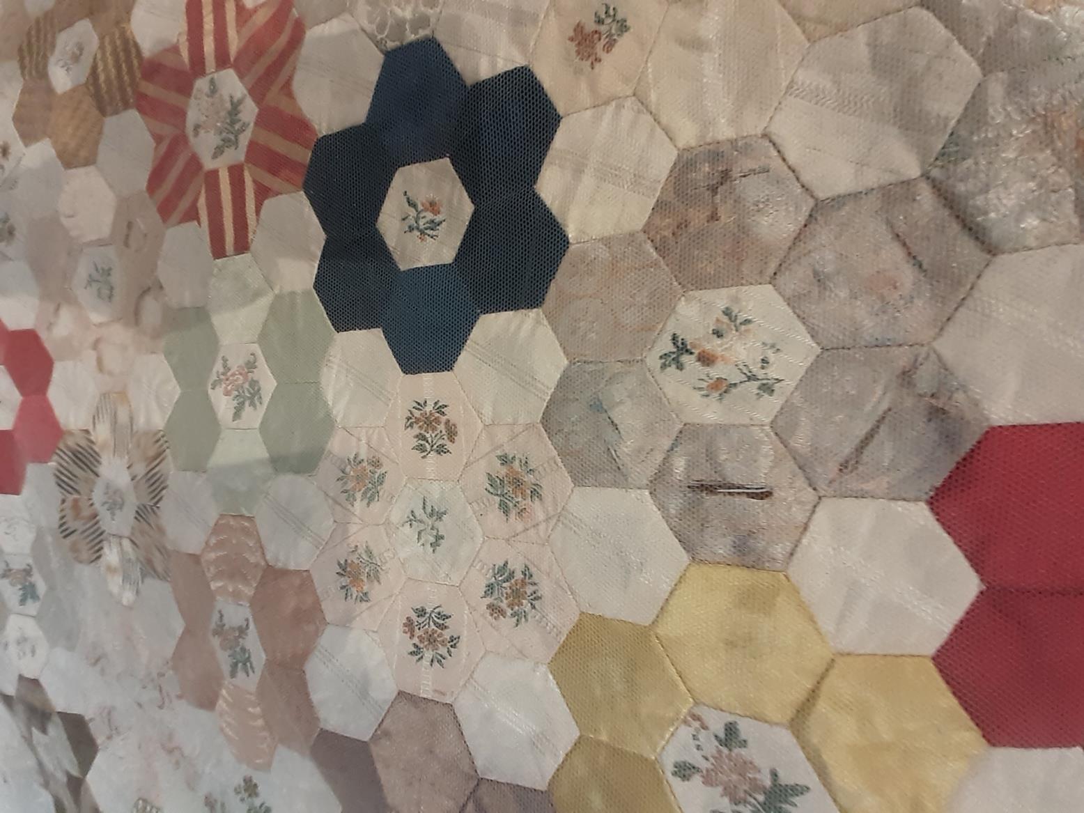 A Late 18th Century Silk Patchwork Bed Cover, with a central roundel enclosing a stylised sunburst - Bild 7 aus 9