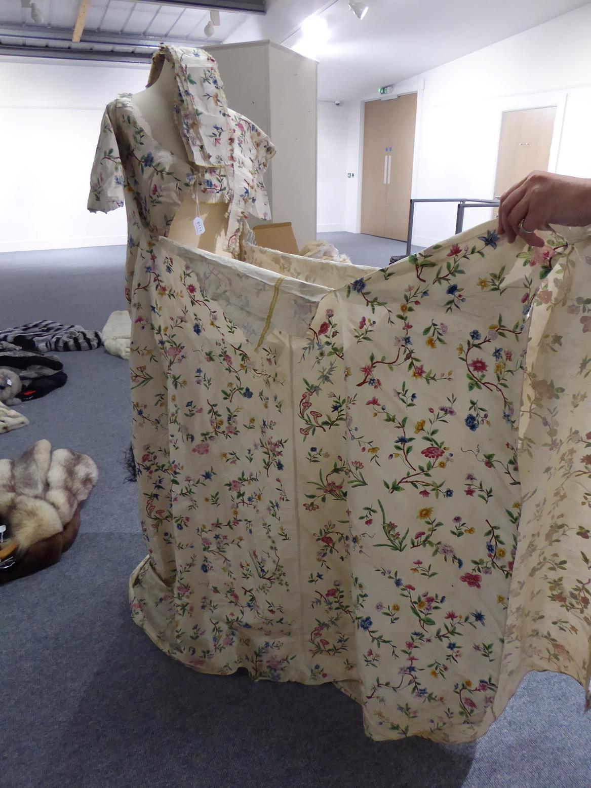Late 18th Century Dress made from Chinese cream silk and hand painted for the Western market, with - Bild 4 aus 13