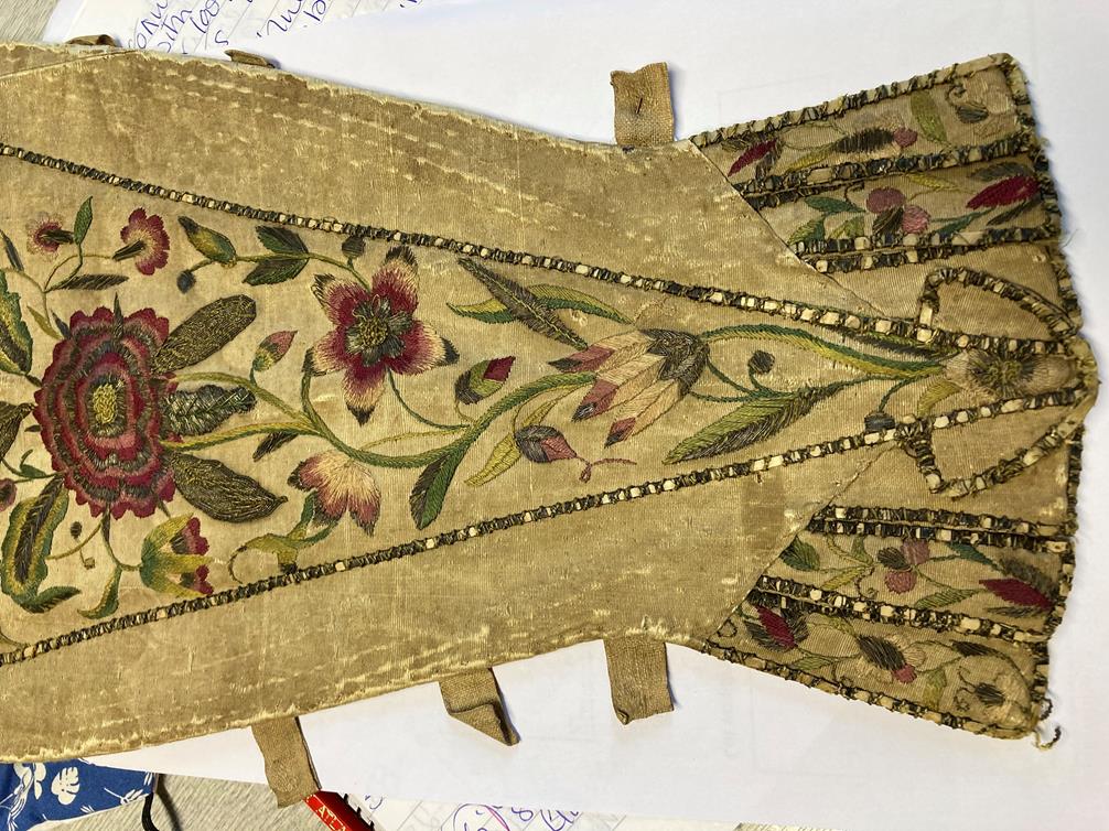 Circa 1720 English Stomacher worked on cream silk, decorated with coloured silk embroidered flower - Bild 3 aus 7