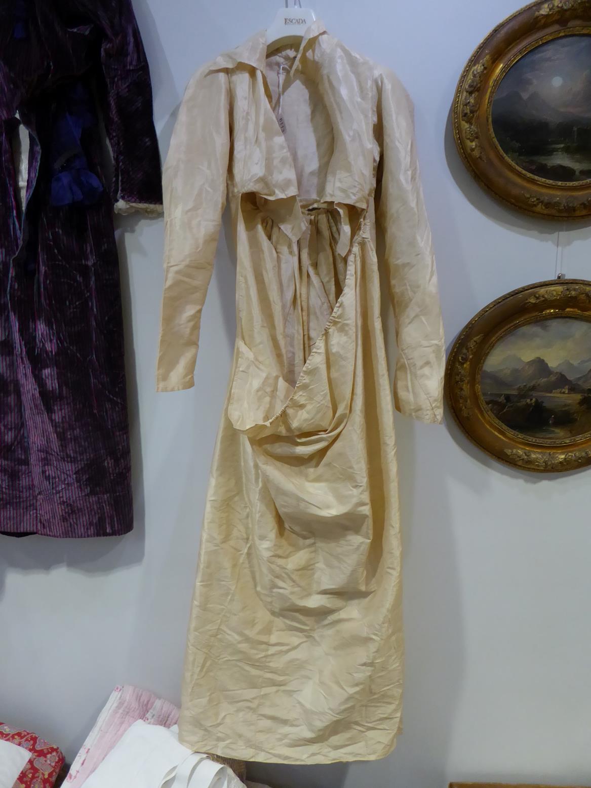 A Circa 1790 English Cream Silk Round Gown, with long sleeves, buttoned bodice with collar and - Bild 7 aus 9