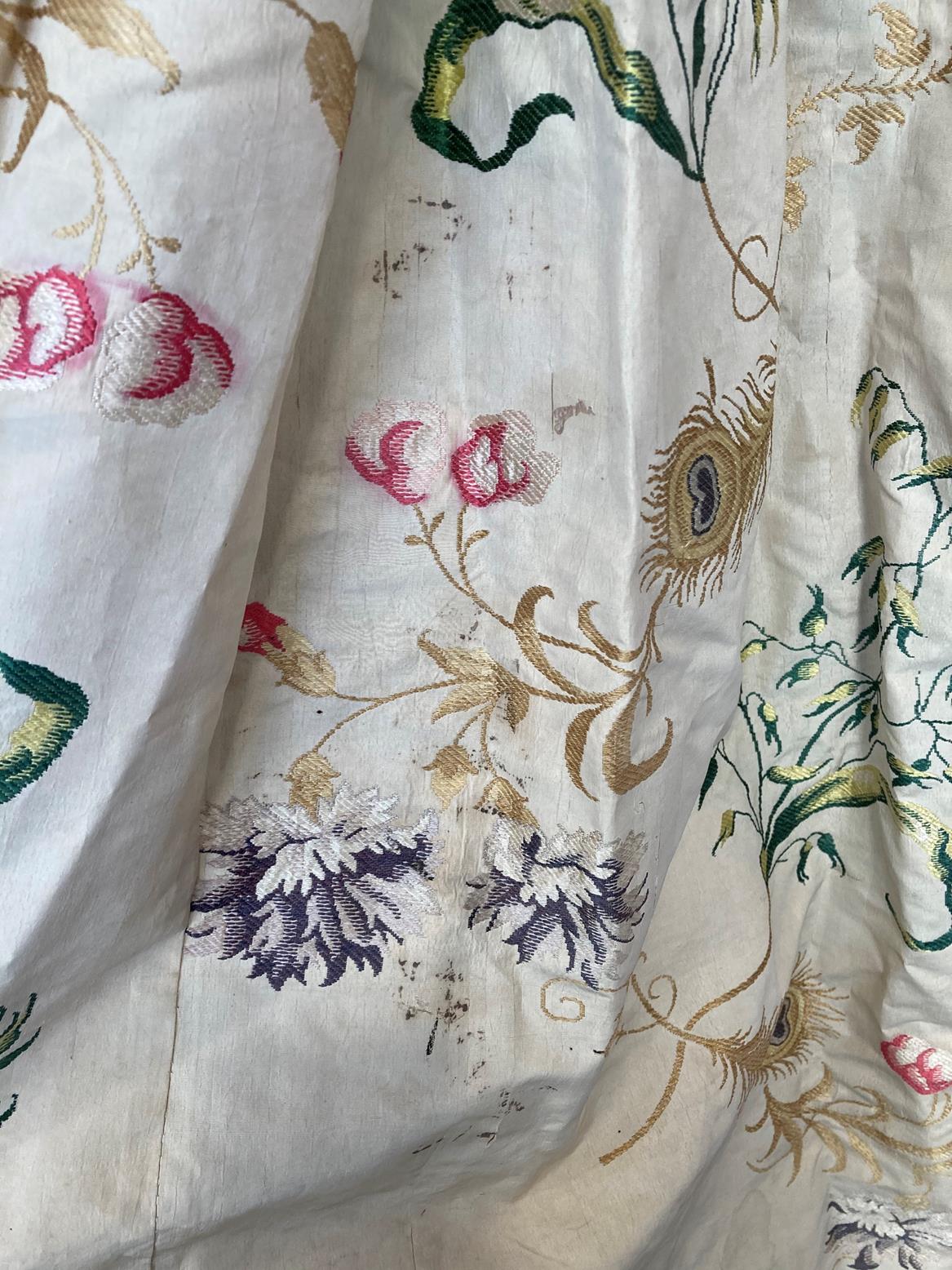 An 18th Century Spitalfields Silk Brocade Open Robe, with elbow length sleeves, three button and tab - Bild 7 aus 7