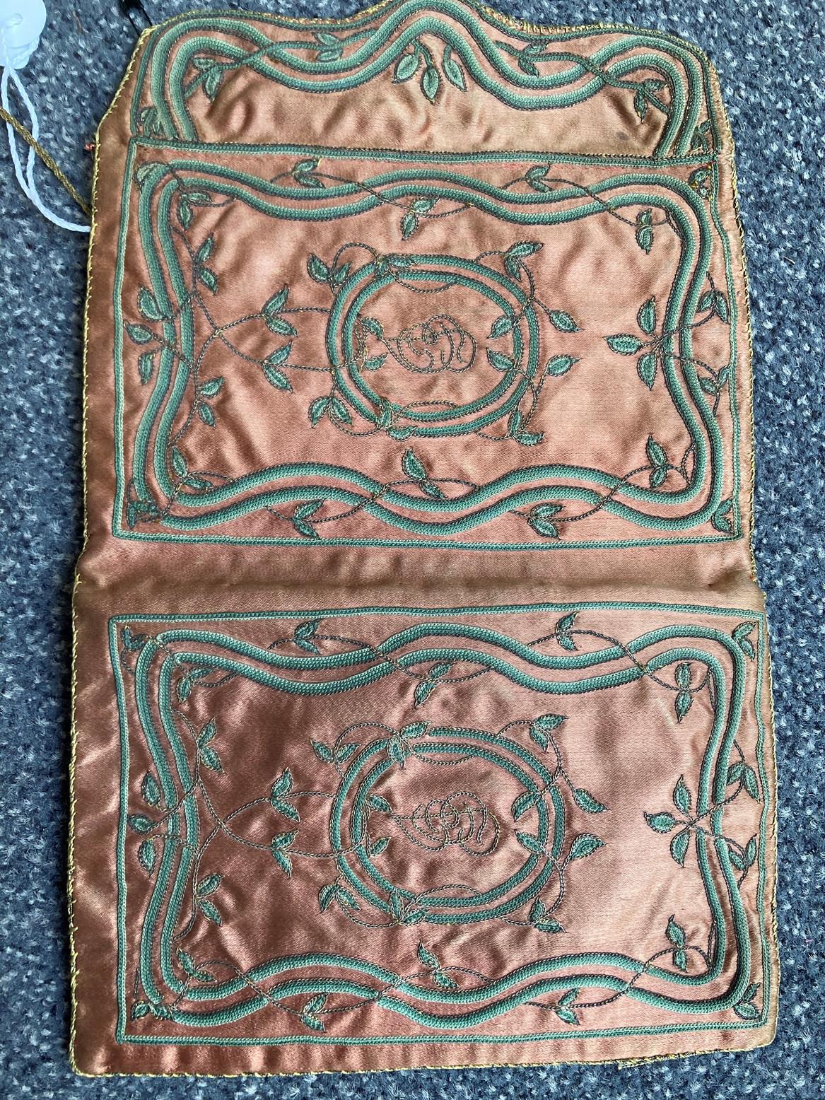 18th Century Rust Red Silk Pocket Book, with decorative green sinuous stem and leaf embroidery - Bild 8 aus 8