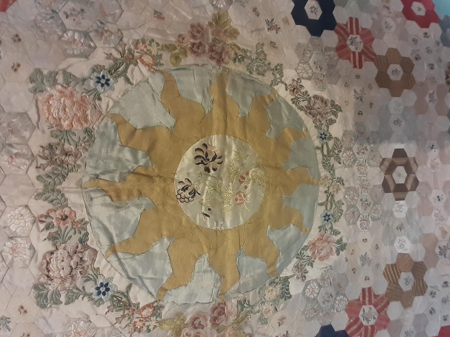 A Late 18th Century Silk Patchwork Bed Cover, with a central roundel enclosing a stylised sunburst - Bild 5 aus 9