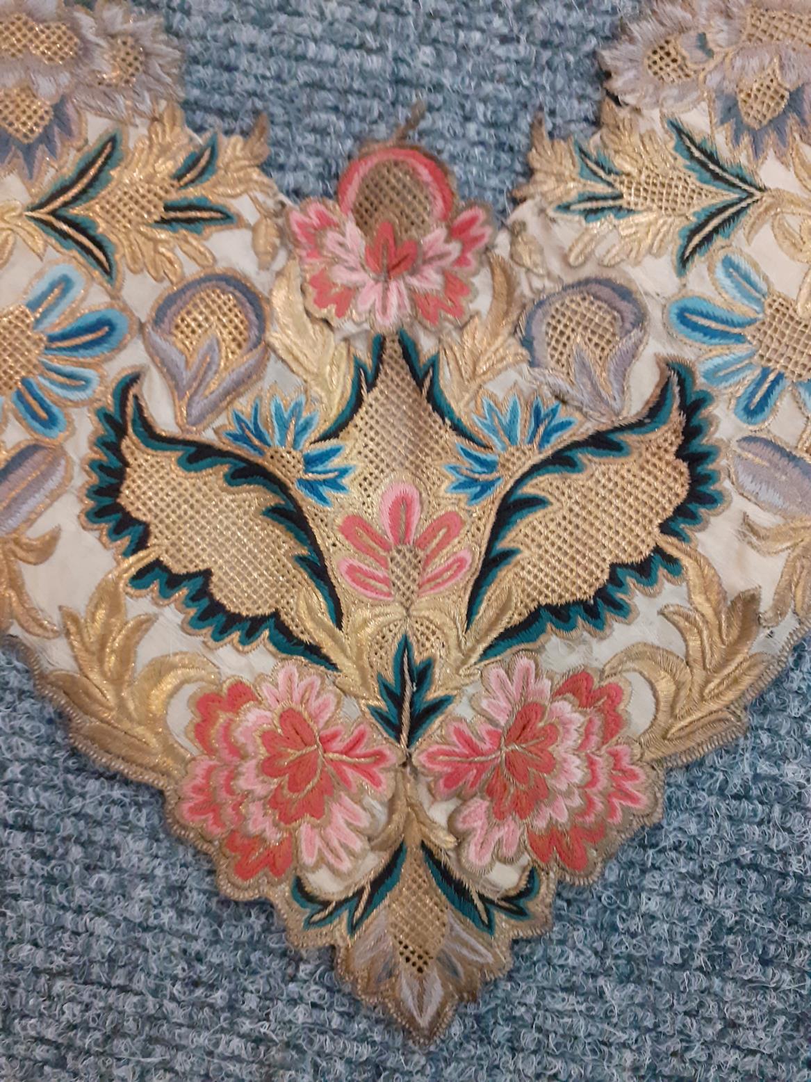 Mid 18th Century German Fichu of brown silk embroidered with silk and metal threads in a floral - Bild 7 aus 10