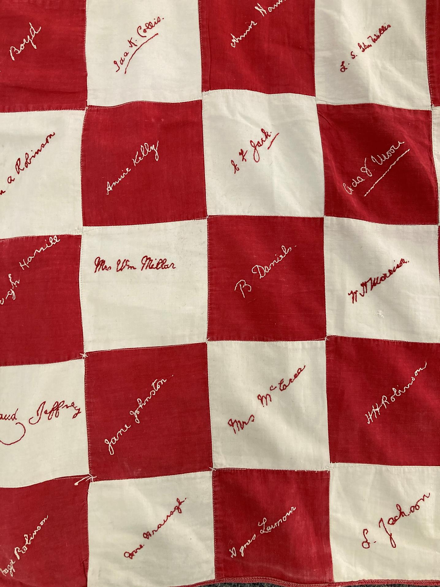 Early 20th Century Red and White Signature Quilt, embroidered with surnames on each alternating - Bild 4 aus 6