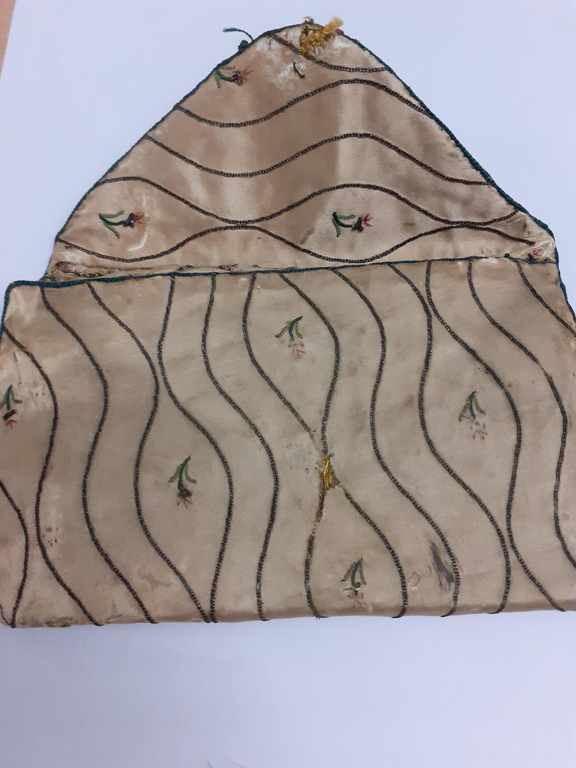 18th Century Cream Silk Wallet/Pocket Book, woven with sinuous gilt threads to the outside and small - Bild 3 aus 14