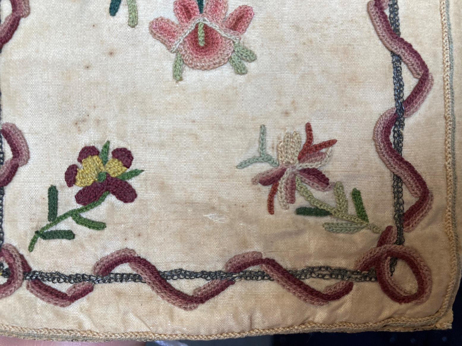 18th Century Cream Silk Wallet/Pocket Book, embroidered with floral sprigs within a rectangular - Bild 9 aus 9