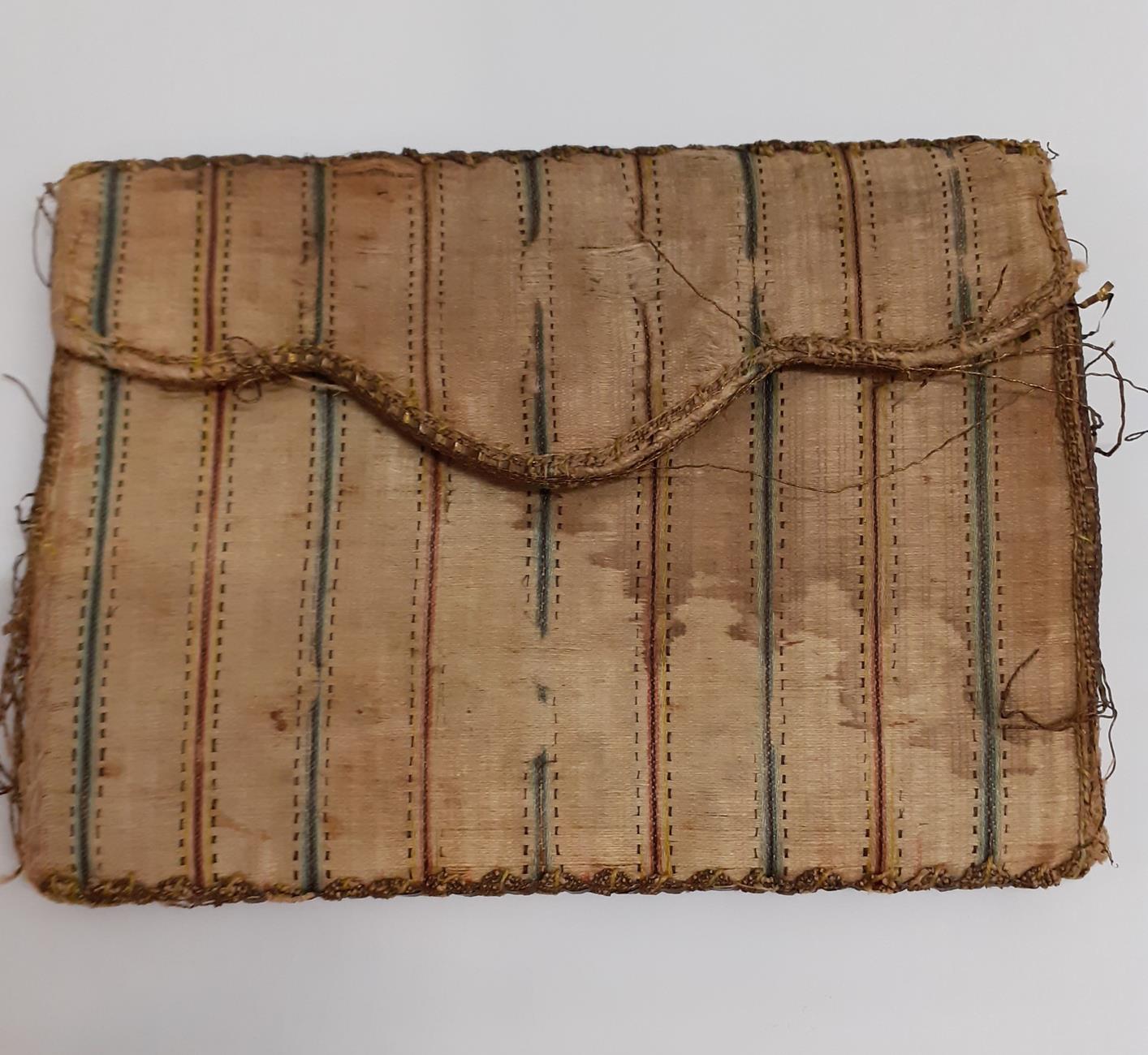 18th Century Cream Silk Wallet/Pocket Book, woven with sinuous gilt threads to the outside and small - Bild 11 aus 14