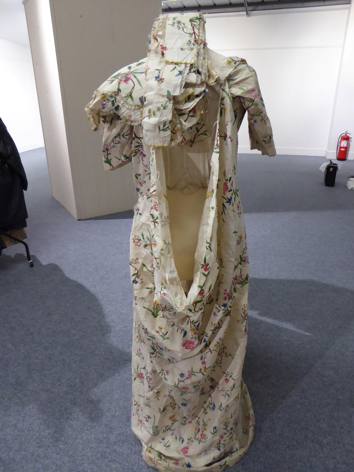 Late 18th Century Dress made from Chinese cream silk and hand painted for the Western market, with - Bild 5 aus 13