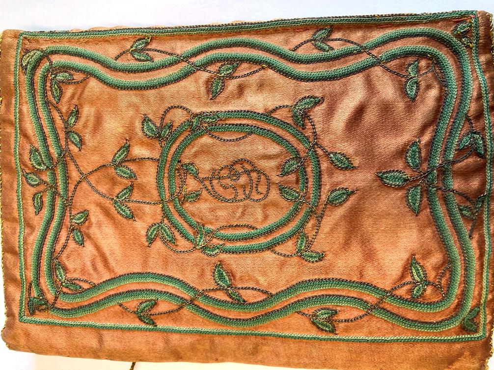 18th Century Rust Red Silk Pocket Book, with decorative green sinuous stem and leaf embroidery - Bild 3 aus 8