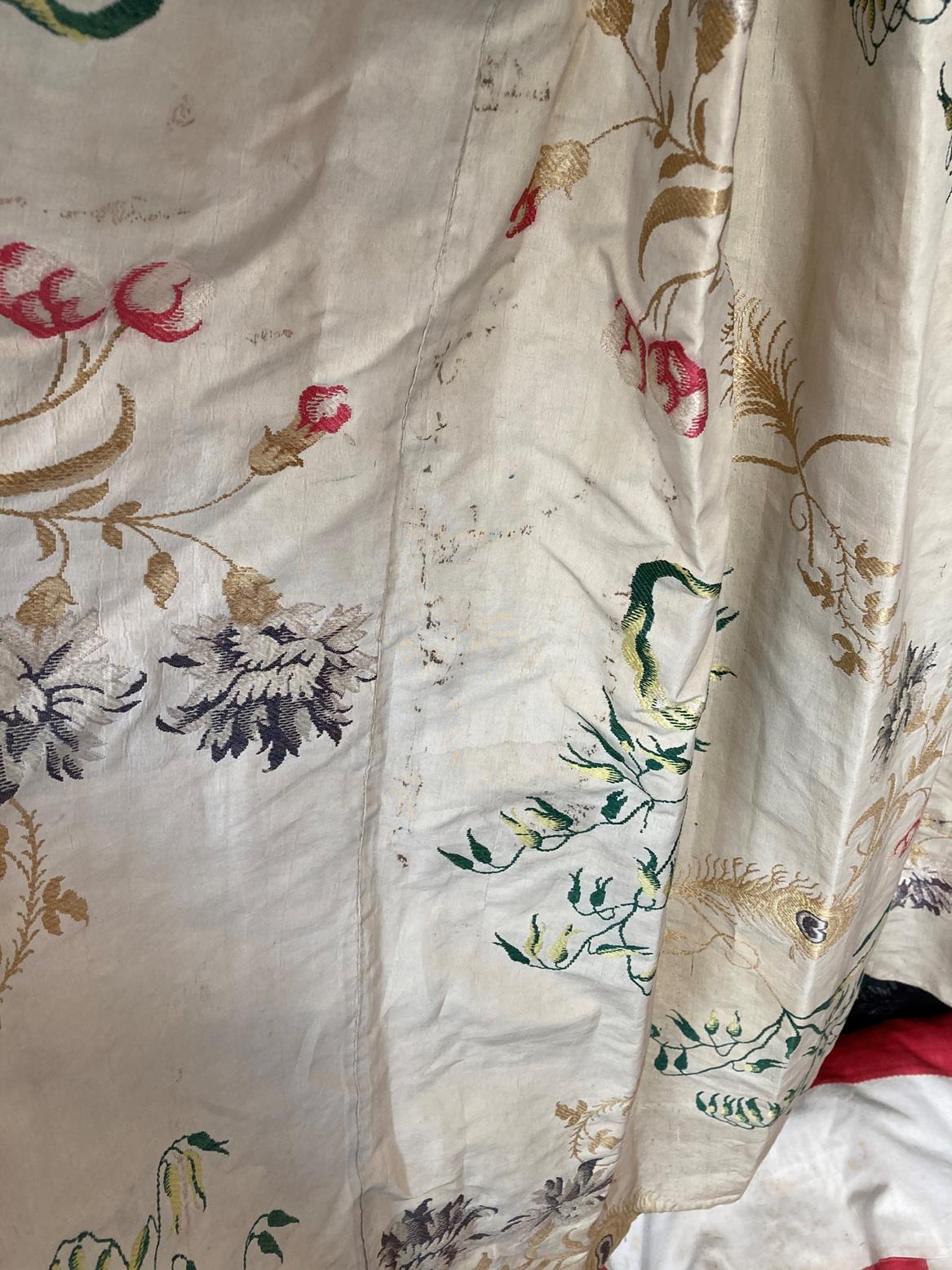 An 18th Century Spitalfields Silk Brocade Open Robe, with elbow length sleeves, three button and tab - Bild 6 aus 7