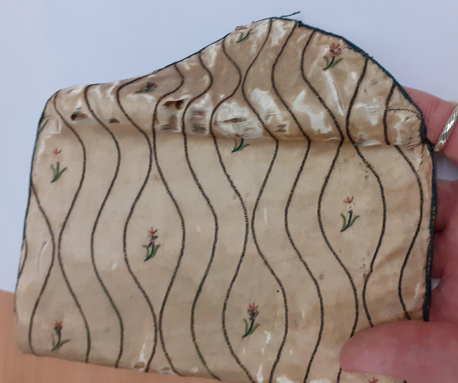 18th Century Cream Silk Wallet/Pocket Book, woven with sinuous gilt threads to the outside and small - Bild 6 aus 14