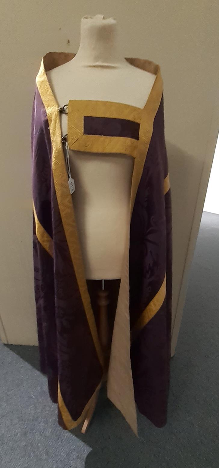 Early 20th Century Ecclesiastical Cope in purple silk damask pattern, possibly a Pugin fabric, - Bild 3 aus 10