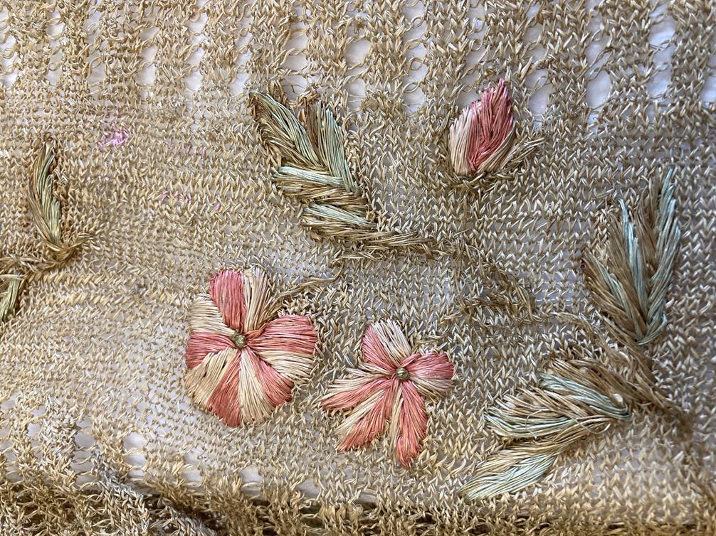 18th Century Pineapple Fibre Knitted Workbag decorated with floral sprays to the front and back in - Bild 3 aus 4