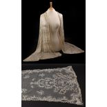 Early 20th Century Cream Lace Stole with floral applique lace tape decoration within a scalloped