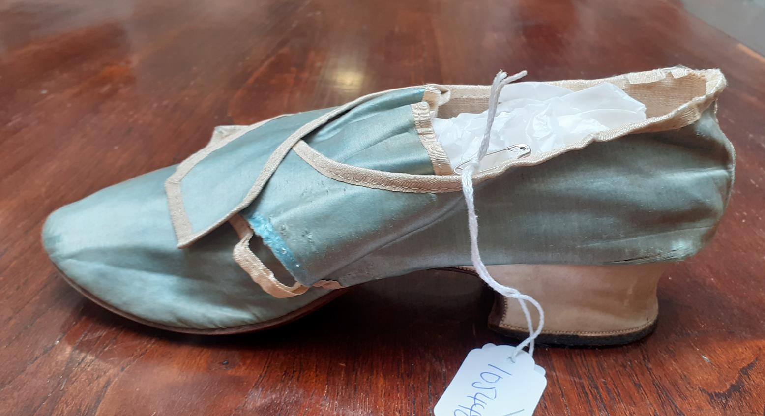 A Mid 18th Century Pale Blue Silk Single Shoe, with natural linen lining, cream silk trim and - Bild 4 aus 8