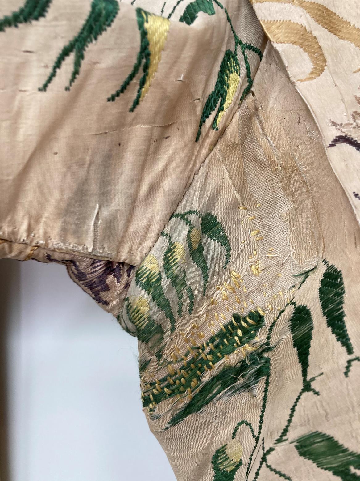 An 18th Century Spitalfields Silk Brocade Open Robe, with elbow length sleeves, three button and tab - Bild 3 aus 7
