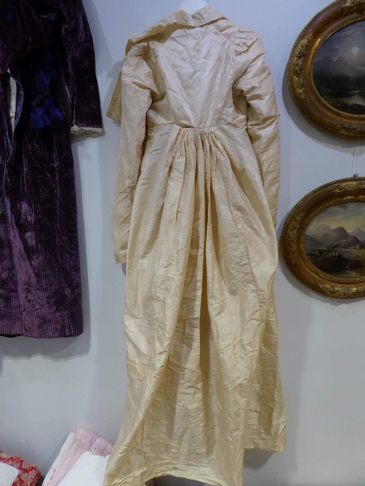 A Circa 1790 English Cream Silk Round Gown, with long sleeves, buttoned bodice with collar and - Bild 4 aus 9