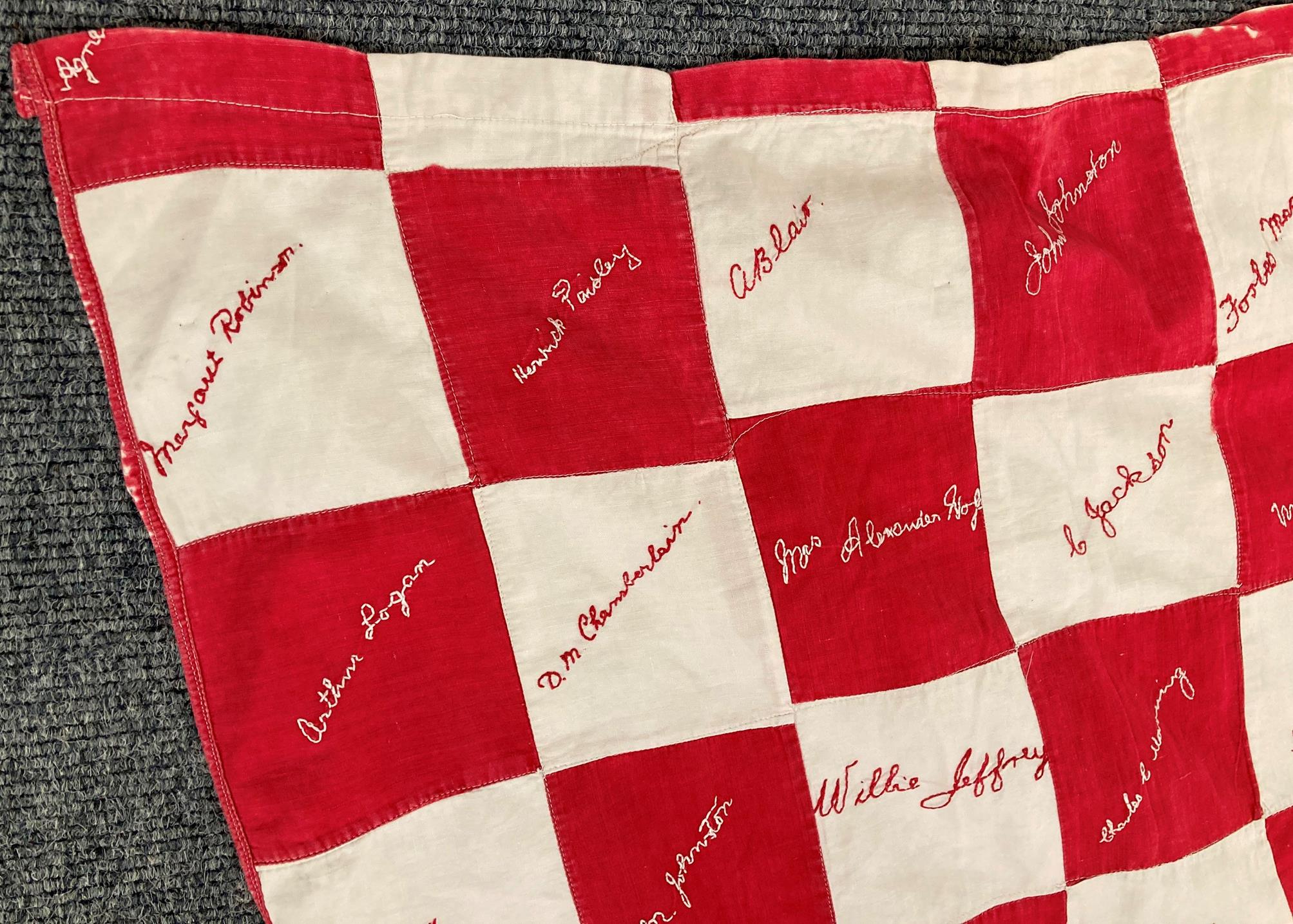 Early 20th Century Red and White Signature Quilt, embroidered with surnames on each alternating - Bild 6 aus 6