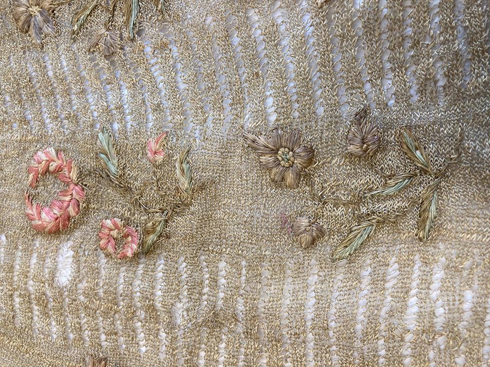 18th Century Pineapple Fibre Knitted Workbag decorated with floral sprays to the front and back in - Bild 2 aus 4