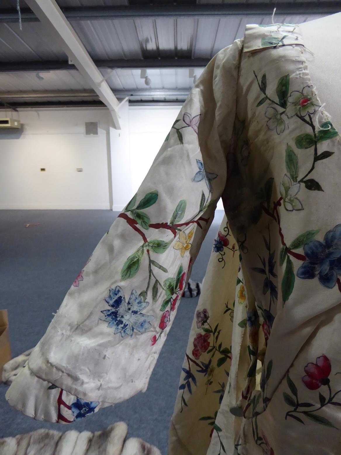 Late 18th Century Dress made from Chinese cream silk and hand painted for the Western market, with - Bild 13 aus 13