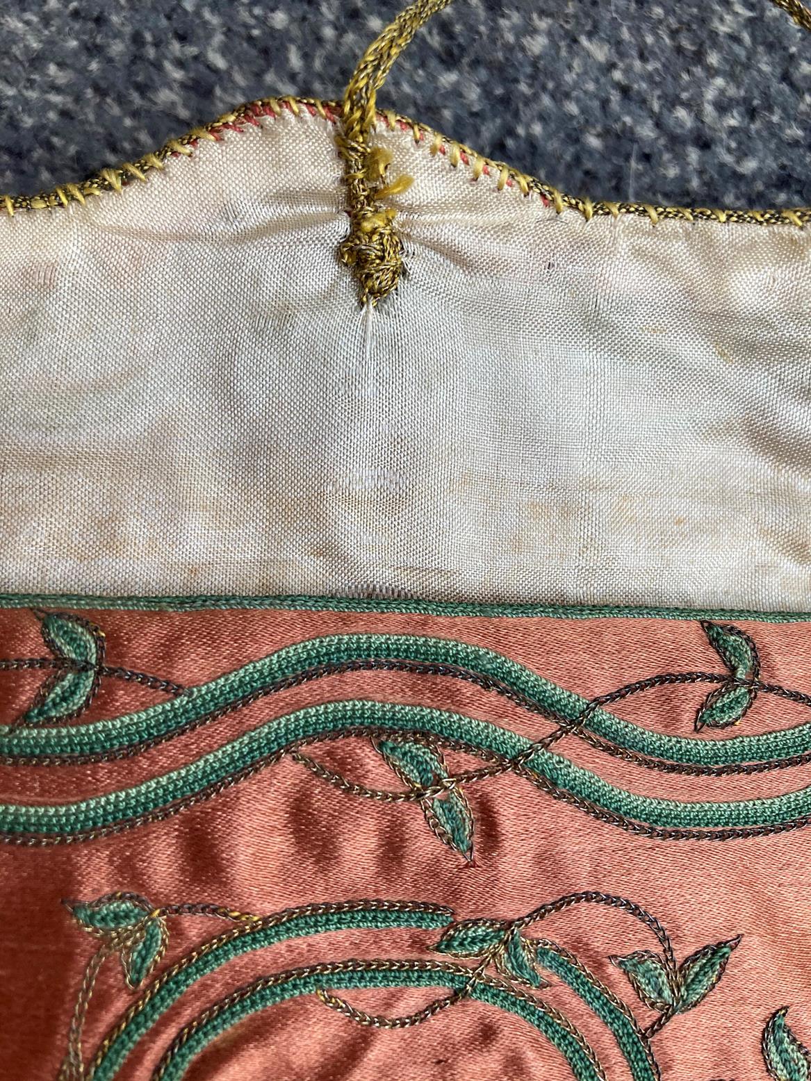18th Century Rust Red Silk Pocket Book, with decorative green sinuous stem and leaf embroidery - Bild 7 aus 8