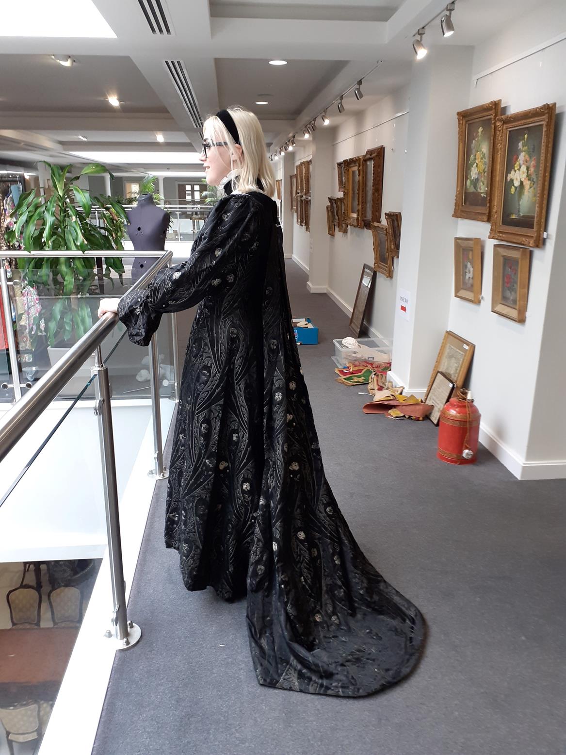 Circa 1870/1880 Aesthetic Movement Black Silk Robe, with gathered sleeve ends terminating with - Bild 10 aus 10