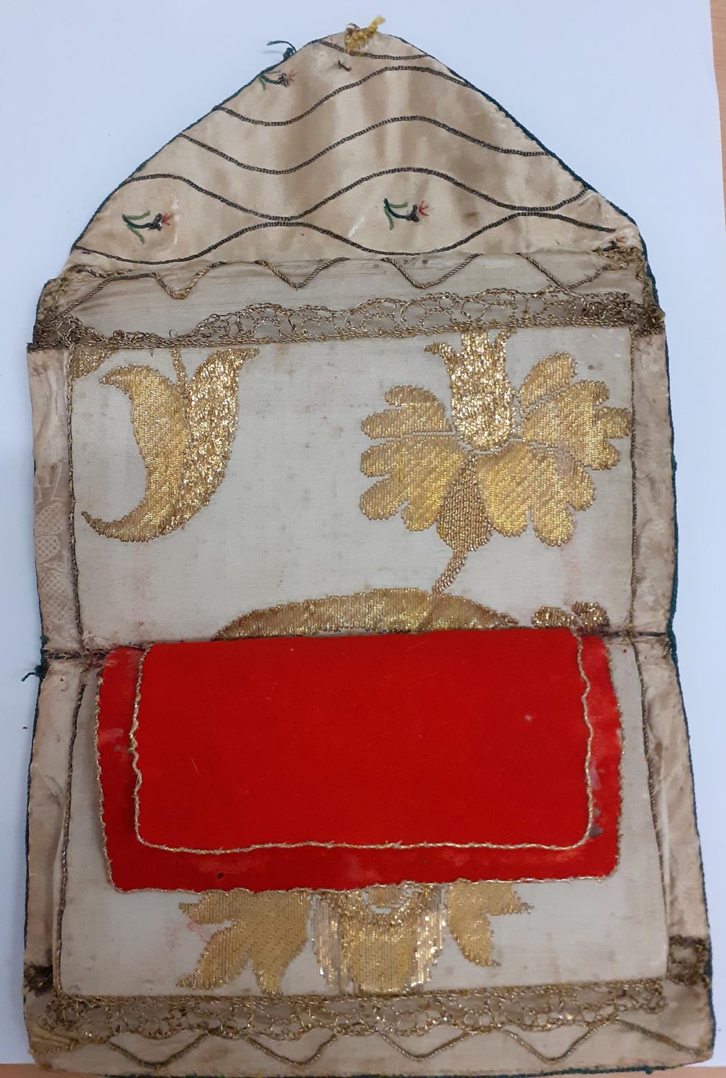 18th Century Cream Silk Wallet/Pocket Book, woven with sinuous gilt threads to the outside and small - Bild 7 aus 14