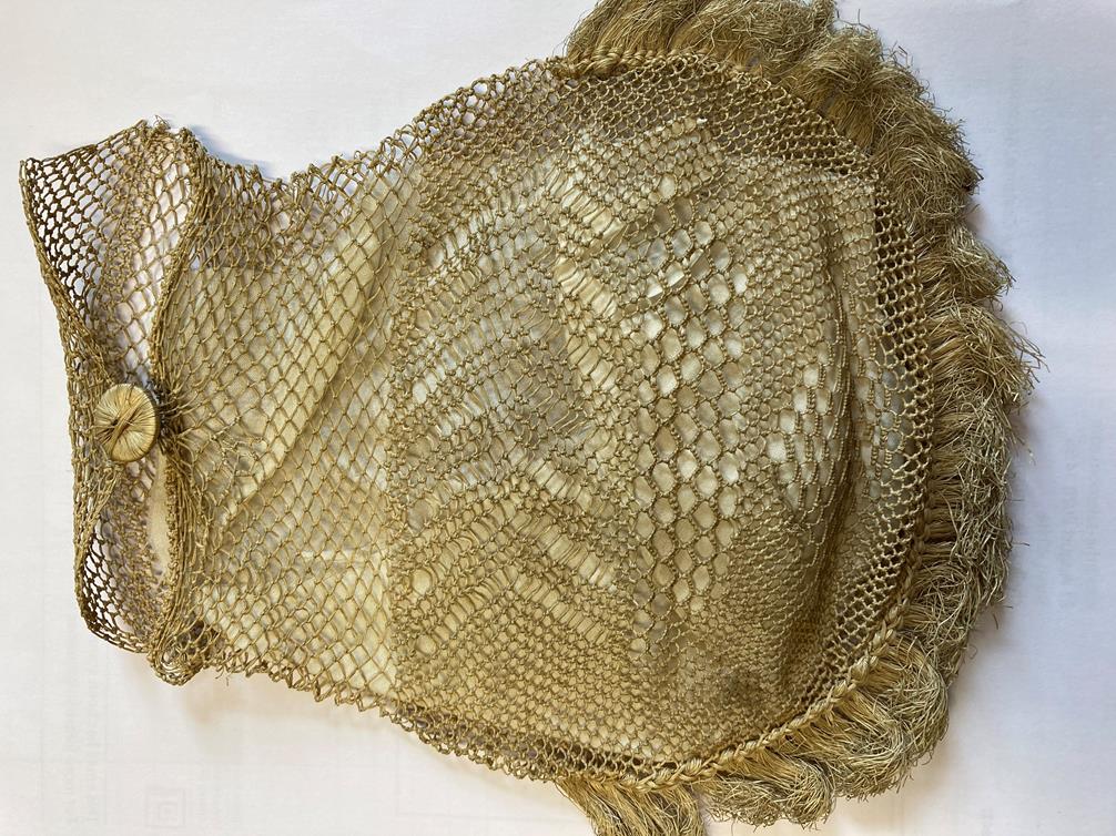 An Early 19th Century Coconut Fibre Reticule, of bellied shape with flap closure with button and - Bild 2 aus 4