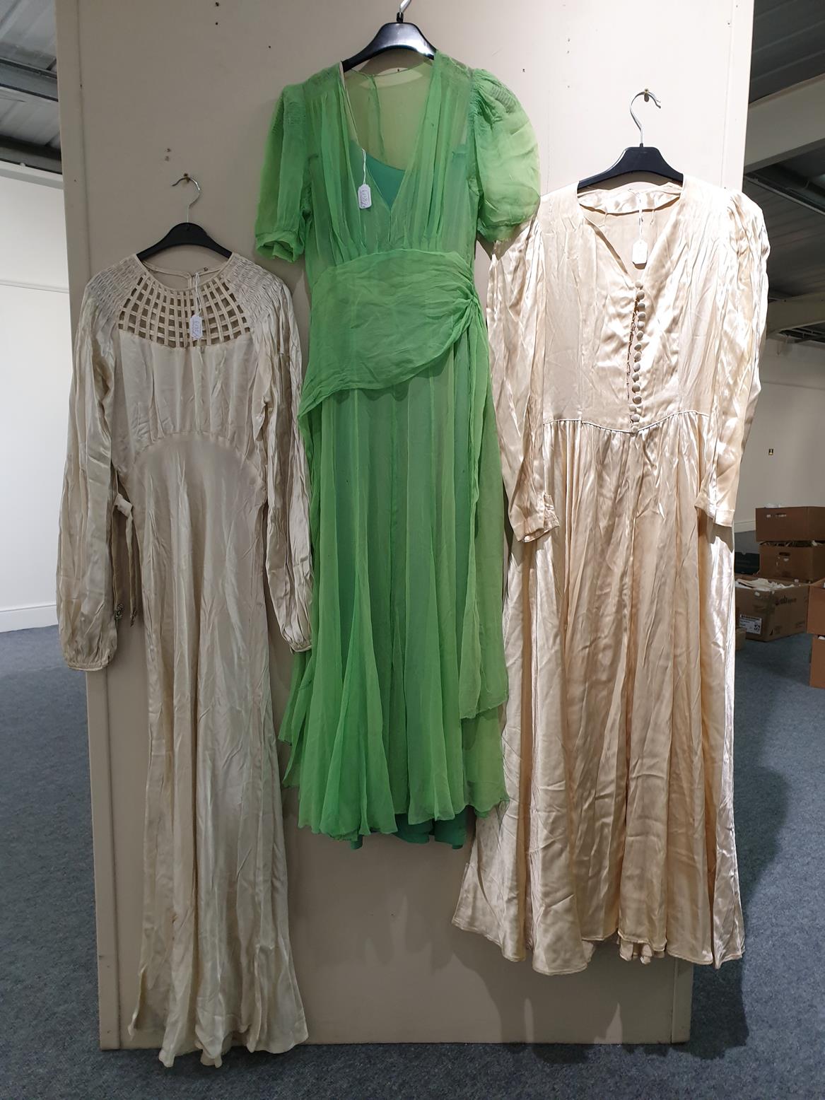 Assorted Circa 1920s/30s Costume, comprising a cream long sleeve silk wedding dress with v neck, - Bild 6 aus 7