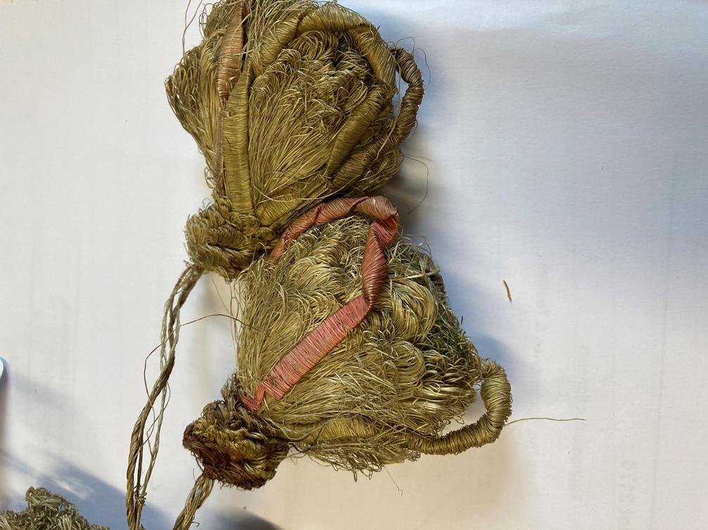 18th Century Pineapple Fibre Knitted Workbag decorated with floral sprays to the front and back in - Bild 4 aus 4