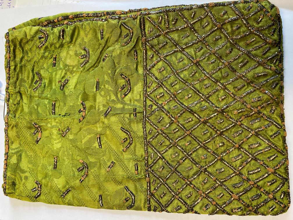 An 18th Century Green Figured Silk Reticule, woven with silver threads in a trellis design to the - Bild 2 aus 3