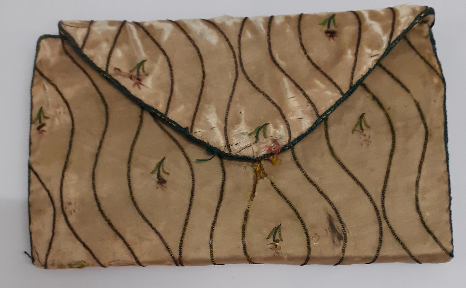 18th Century Cream Silk Wallet/Pocket Book, woven with sinuous gilt threads to the outside and small - Bild 2 aus 14