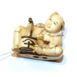 Japanese ivory netsuke, man with cooking pot, 3.5cm high. Weight 20g