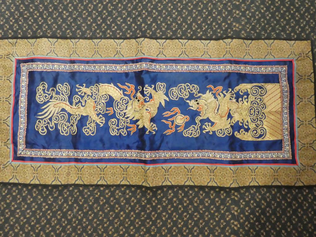 Assorted textile accessories including lace trims, sleeve ends, embroidered panels, Chinese silk - Image 4 of 10