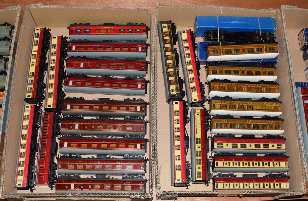 Hornby Dublo 3/2-Rail Coaches including six LNER (two boxed), five LMS and fifteen others (generally