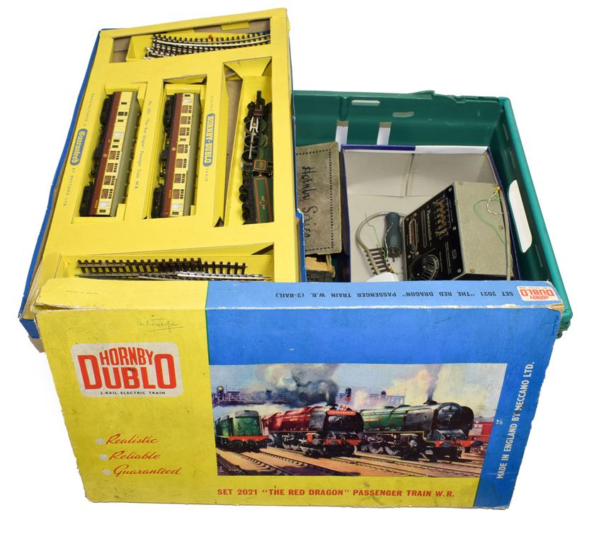 Hornby Dublo 2 Rail 2021 The Red Dragon Set with Cardiff Castle locomotive and two BR(W) coaches (