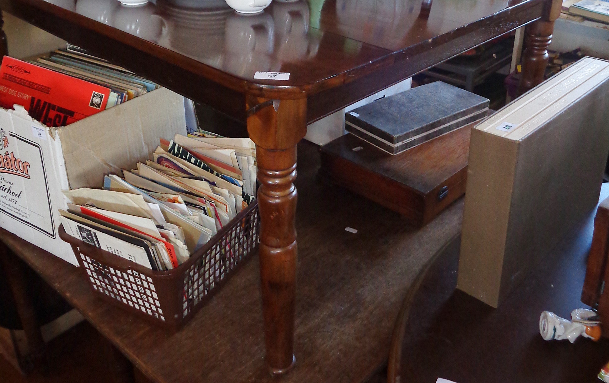 Large rectangular mahogany coffee table on turned legs