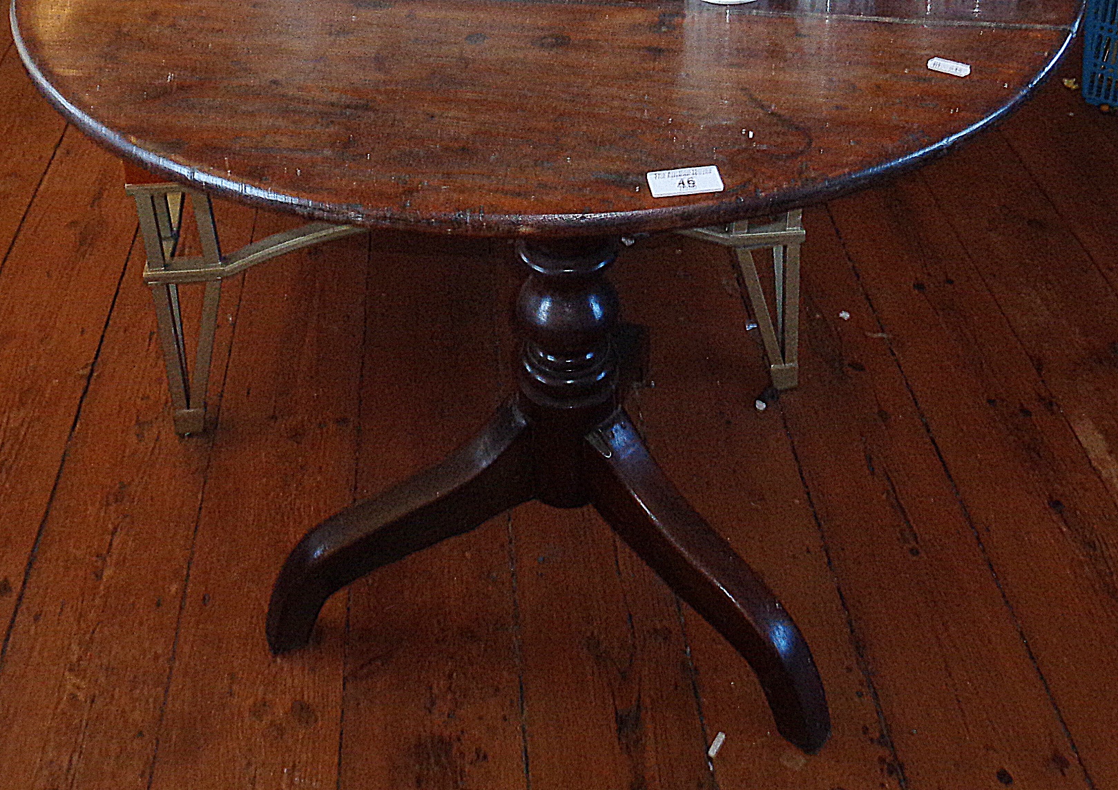 Georgian oak tripod table on turned central column - Image 2 of 2