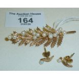 9ct gold fern brooch decorated with seed pearls, together with a matching pair of earrings, together