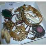 Assorted vintage brooches and gold tone costume jewellery