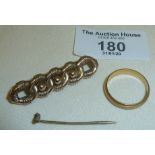 9ct gold wedding band and a suffragette-type 9ct gold chain brooch with broken pin, approx. 5g