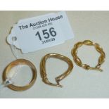 9ct gold engraved band, and two 9ct gold hoop earrings, approx 5g
