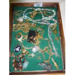Assorted vintage rolled gold and gold tone and other jewellery, brooches, cufflinks, etc.