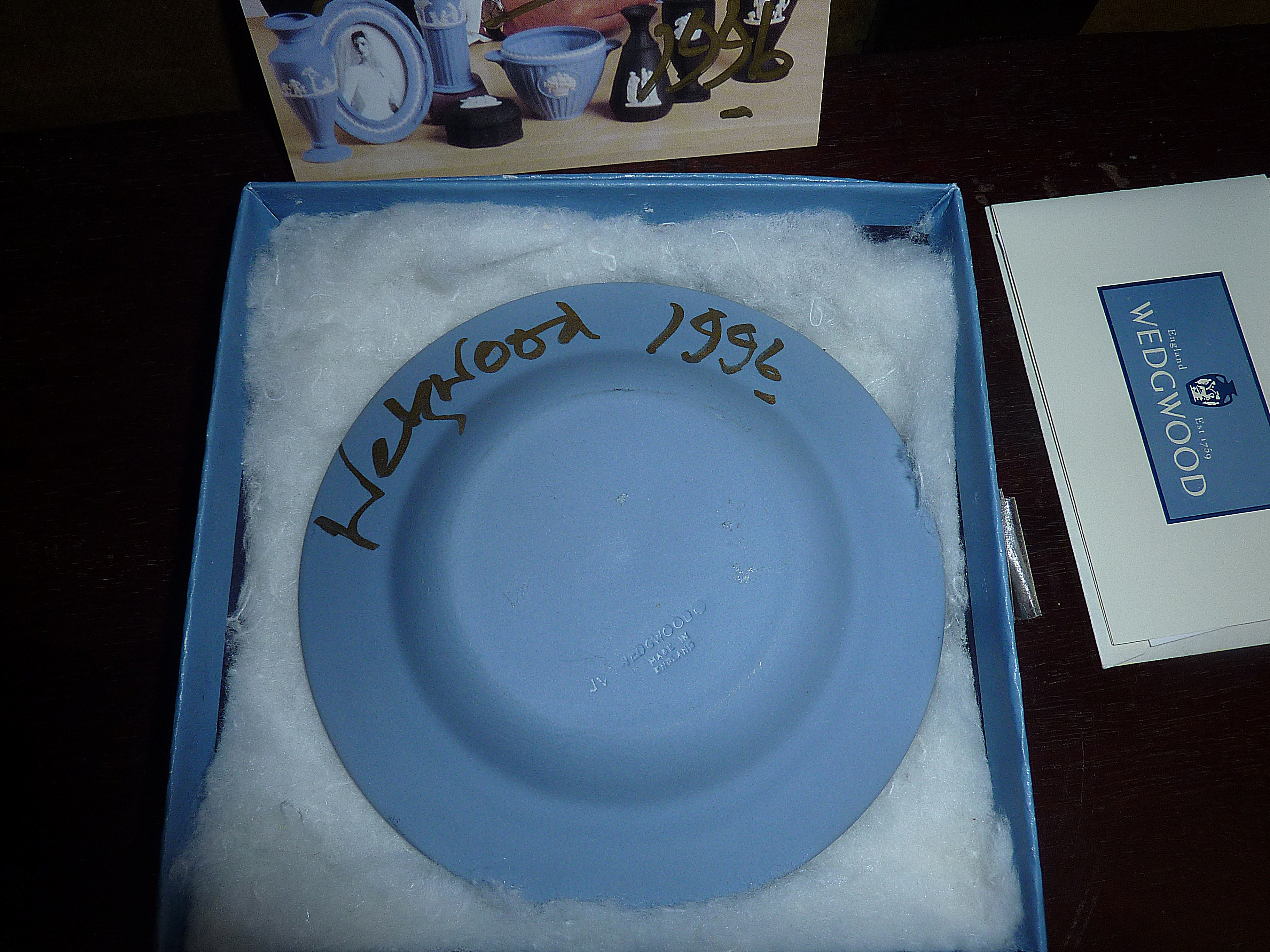 Boxed Wedgwood Jasperware dish, signed by Lord Wedgwood, with photo and card - Image 2 of 2