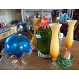 Assorted coloured glassware (11 items)