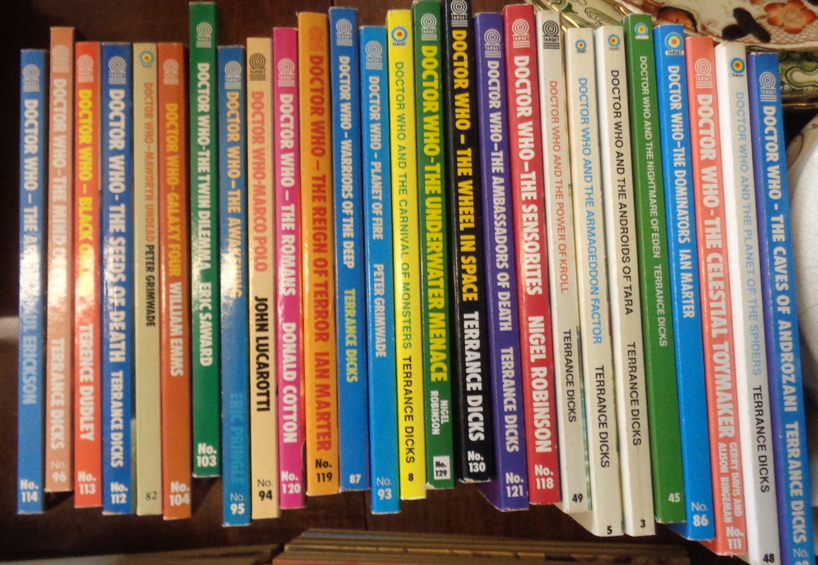 Large collection of Doctor Who story books (133), a speaking Dalek, and other books, etc. - Image 5 of 7
