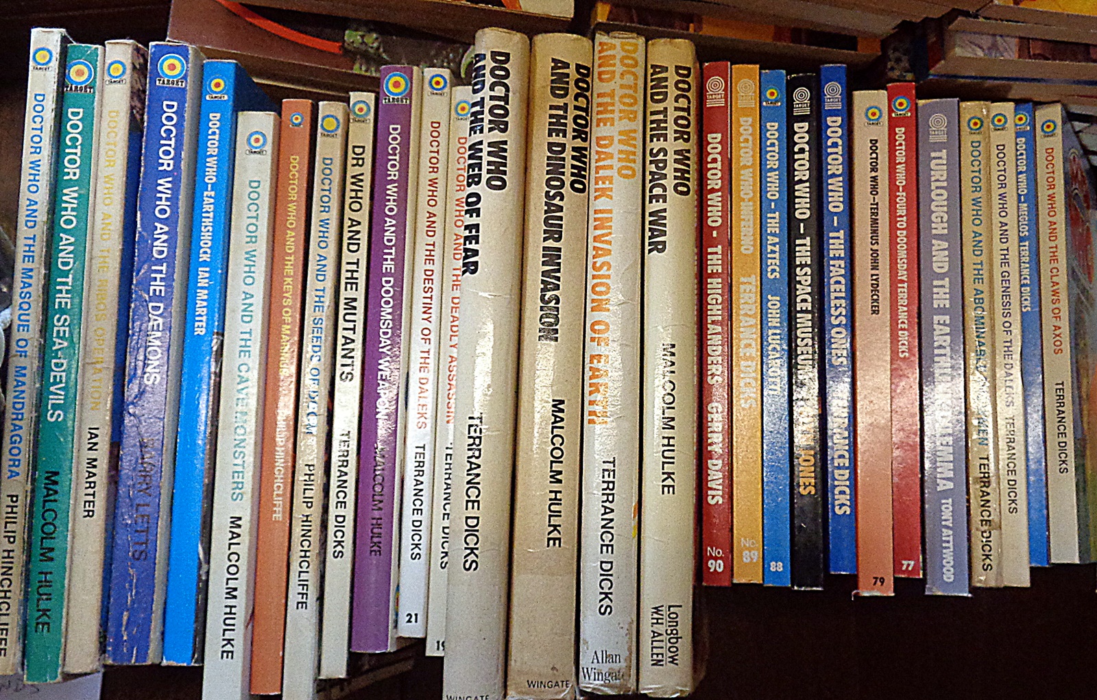 Large collection of Doctor Who story books (133), a speaking Dalek, and other books, etc. - Image 3 of 7